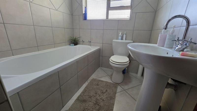 3 Bedroom Property for Sale in Fraaiuitsig Western Cape